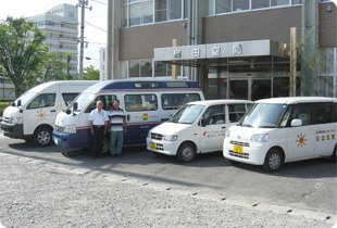 送迎車と運転手スタッフ