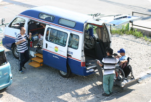 送迎車に乗り込むなかまの様子